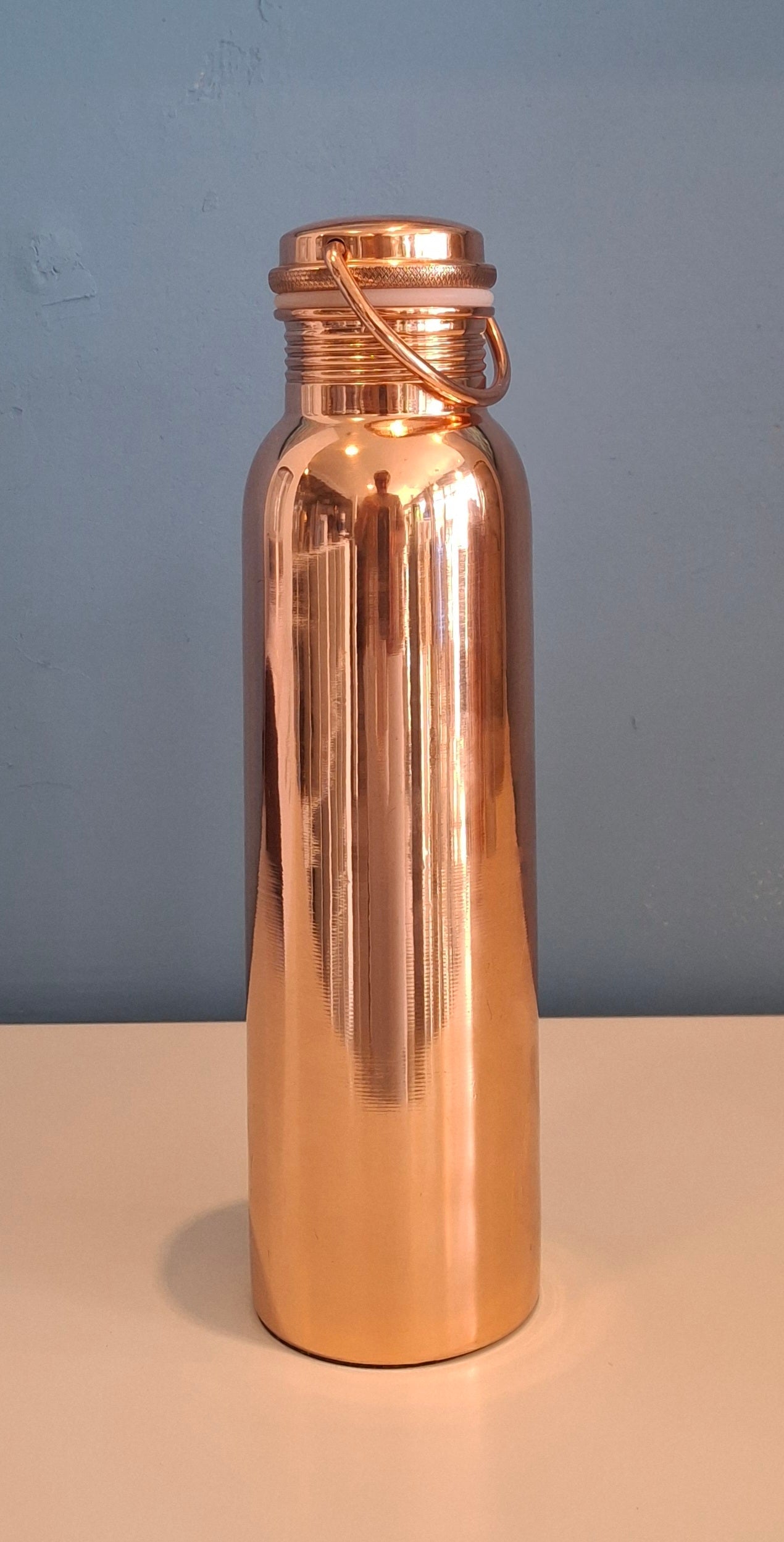 Koperen waterfles gepolijst met handgreep 950 ml (luxe zware uitvoering)