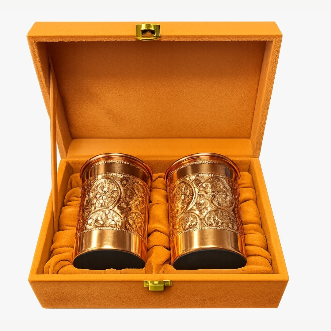 Twee koperen bekers van 300 ml met reliëf, extra zware uitvoering